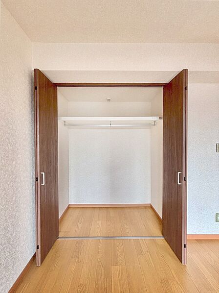 毎日着る衣類や荷物などの収納に便利なクローゼット付き。