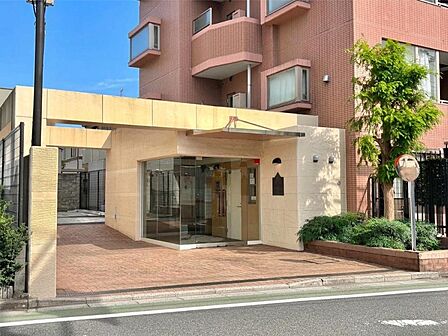 落ち着いた雰囲気のエントランス