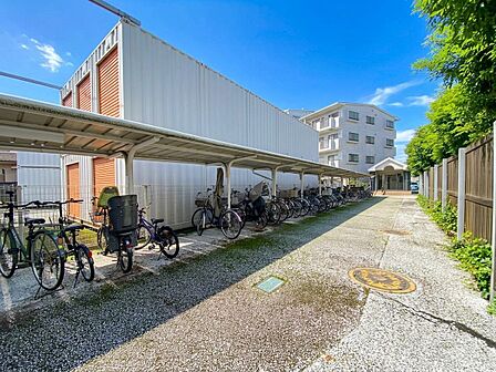 駐輪場は屋根付き