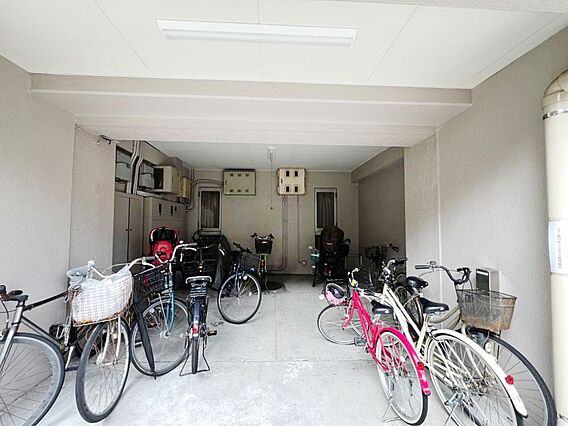 駐輪場は屋根付...