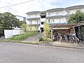 駐輪場は屋根付...