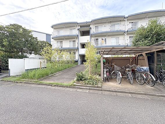 駐輪場は屋根付...