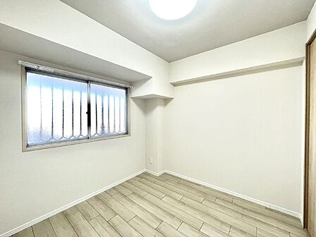 窓からのやさしい光が心地よいプライベートルーム  