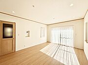 大きな窓からたっぷりの陽光と風を感じられるリビング