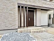 大切な家族、来客を出迎える玄関。玄関前は屋根付きで雨が降っていても濡れにくいです。 