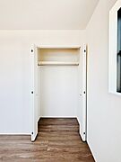 洋室のクローゼット。奥行きがあるので厚手の衣類もすっきり収まります。　