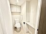 トイレ：明るく清潔感のあるトイレです。  