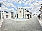 前面道路はきちんと整備されています  