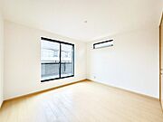 バルコニーが開放感をプラスしてくれる洋室