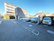 外観 敷地内に駐車場施設