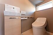 【施工事例/トイレ】トイレにはTOTOのGGを採用。何気にストレスになってしまうトイレ掃除も、ローシルエットですっきりとしているのでお掃除も楽ちんです♪