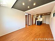 【リビング】ただいま動線を意識した間取りになっております。掃き出し窓から暖かい日差しが差し込みます。