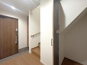 収納豊富な玄関ホール。