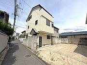 交通量の少ない前面道路。