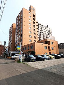 外観:【外観写真】地下鉄「琴似」駅徒歩7分・JR「琴似」駅徒歩9分と利便性の高い立地に位置する総戸数52戸のマンション。周囲には買い物施設も充実しており、快適な暮らしを支えます。 外観:【外観写真】地下鉄「琴似」駅徒歩7分・JR「琴似」駅徒歩9分と利便性の高い立地に位置する総戸数52戸のマンション。周囲には買い物施設も充実しており、快適な暮らしを支えます。
