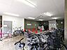 その他：【バイク自転車置き場】照明が明るく設置された安心の屋内駐輪場スペース。大切な自転車やバイクを雨風からしっかり防ぎ、傷みや汚れを軽減します。整然と区画整理されており、毎日の通勤・通学時も快適に使えます。