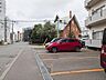 その他：敷地内には、便利な平面駐車場が完備されています。こちらは右側のスペース。白線で区画が明確に分かれており、駐車もしやすい設計です。お車をお持ちの方も安心してお住まいいただけます