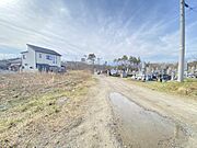 土地西側は私道に隣接しており、その先に墓地がございます。