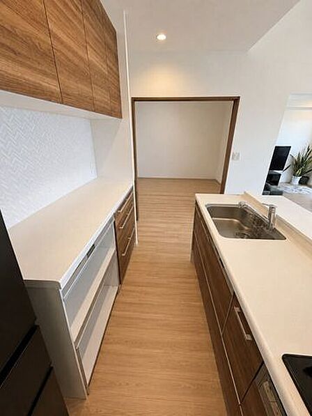 ※居住中の為、家具を消す画像処理を施しております。収納力と使い勝手に配慮されたキッチンスペース。背面にはカップボードを備え、毎日のお料理も快適です。