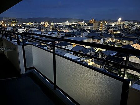 夜のバルコニーからも開放的な眺望が広がります。昼景から夜景へと移り変わる景色を、自宅にいながら楽しめる住まいです。