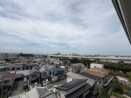 最上階ならではのパノラマ感ある眺望が魅力。広い空と街並みを一望でき、日常の中で開放感を感じられます。