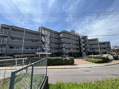 外観：6階建て3階部分の中古マンション！目の前が大きな公園になっていて、子育てに優しい立地となっております◎