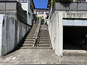 階段を上り玄関へと向かいます。