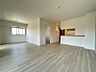 リビング/ダイニング：5階建て中古マンションの2階部分です◎2024年4月にキッチン・トイレ新品、クロス張替などのリフォーム完工済みのため、快適にお住まいいただけます！