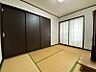室内：リビングの隣には6帖の和室がございます。お昼寝したり、お子さまの遊ぶスペースにしたり、とっても便利です♪