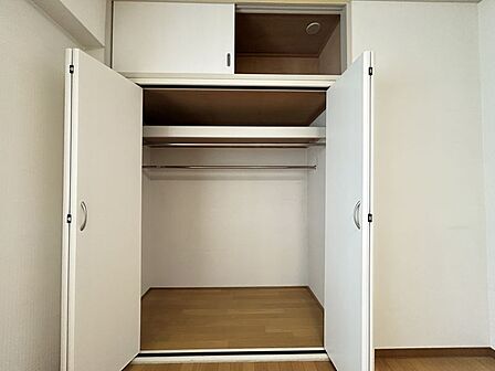 洋室には収納があるので、つい増えてしまう家族の思い出の品もしまっておけますね。