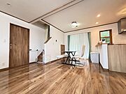 19帖のLDKは3面採光で人気のリビング階段とカウンターキッチン、家族の会話が自然と増えますね♪