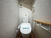 トイレは2か所に設置されており重なり安い朝の混雑時や夜中も安心です♪快適な温水洗浄便座付き！