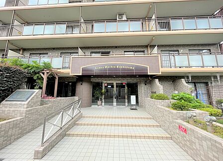 高級感のあるエントランスです♪