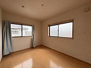 お子さまのお部屋や寝室として利用可能な洋室です！