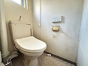 トイレには窓が着いているので常に快適ですね。