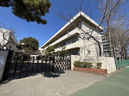 真砂西小学校/徒歩約10分/約800m 「目標」認め合い、学び合い、高め合う西っ子の育成「めざす児童像」にこにこ明るくすなおな子・しっかり学びよく考える子・こんなんに耐え実行する子