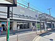 稲毛駅まで　960m　徒歩約12分●駅周辺には千葉ステーションビルの駅ビルであるペリエ稲毛や総合スーパーのイオン稲毛店の他、居酒屋、レストランなどの飲食店などが点在しています。