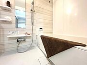 白を基調にした明るい雰囲気の浴室です♪ゆったりと入れる1坪タイプのお風呂が嬉しいです◎