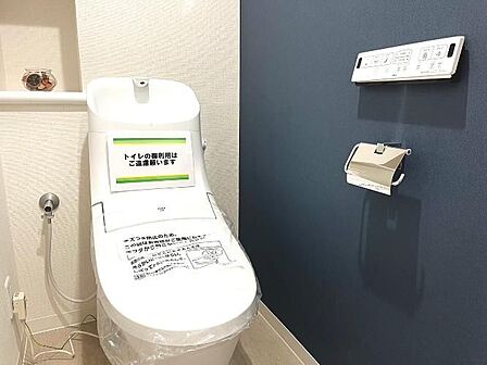 トイレには快適な温水洗浄便座付きです♪壁色がおしゃれです◎
