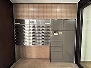 宅配ボックスもございます。不在時でも荷物を受け取ることができるのは嬉しいポイントですね！