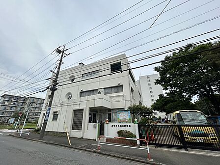 あやめ台第二保育所/徒歩約7分/約520m ●地域や自然とのふれあいの中で、健全な子どもの成長をサポートします。受け入れ定員は90名。3歳未満の乳児が30名、3歳以上の幼児が60名。