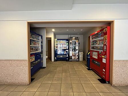共有スペースには自動販売機が設置されているため、冷蔵庫の在庫をきらしても安心ですね♪