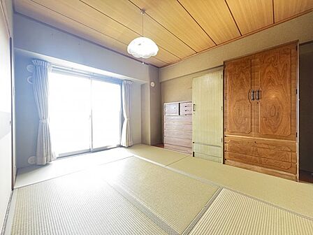 リビングに隣接したあると嬉しい和室!来客時やお子様の遊び場として重宝しそうです♪
