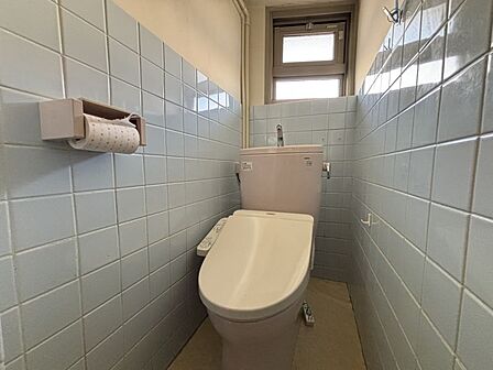 匂いがこもりがちなトイレも窓があるため換気ができ快適。壁が一部タイルのため拭き掃除も簡単です。