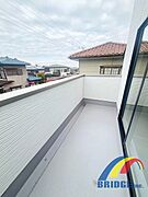 広々したバルコニーではお洗濯物を干すのも楽しくなりそうですね！