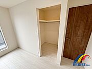クローゼットも大きめでお洋服もたくさん収納できます