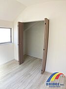 クローゼットも大きめでお洋服もたくさん収納できます