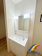 朝の身支度が快適な独立洗面台♪裏は収納になっており、お化粧道具もすっきり収納が出来ます！