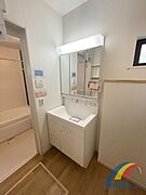 朝の身支度が快適な独立洗面台♪裏は収納になっており、お化粧道具もすっきり収納が出来ます！