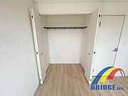 クローゼットも大きめでお洋服もたくさん収納できます